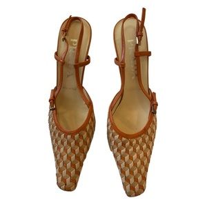 Authentic vintage Prada woven pointy- toe pumps.